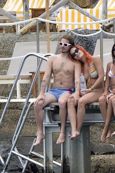 Britanska pevka Rita Ora uživa na plaži v sosednji Italiji