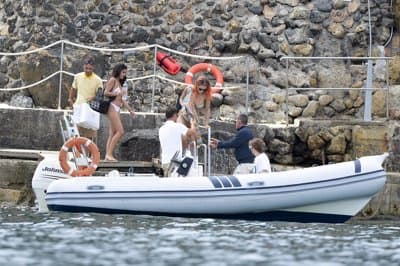 Britanska pevka Rita Ora uživa na plaži v sosednji Italiji