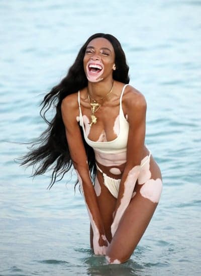 Slavna manekenka veselo čofota v belih kopalkah