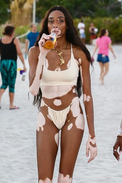 Slavna manekenka veselo čofota v belih kopalkah