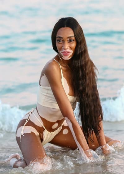 Slavna manekenka veselo čofota v belih kopalkah