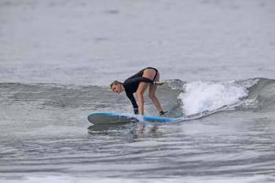 Vas kaj zebe? Tako se je z desko na morje odpravila znana manekenka