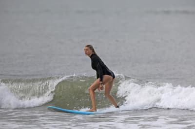 Vas kaj zebe? Tako se je z desko na morje odpravila znana manekenka