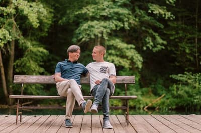 Petindvajsetletni Timon Šturbej se je lansko leto priključil igralskemu ansamblu SNG Drama Ljubljana, katerega član je dolga leta tudi njegov oče Brane Šturbej. Timon in Brane sta v nadaljevanki Reka ljubezni zaigrala očeta in sina družine Medved.