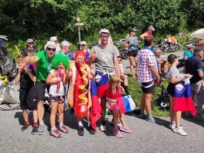 (FOTOGALERIJA) Nova vrhunska predstava Pogačarja in domišljija navijačev, ki nima meja