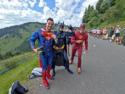 (FOTOGALERIJA) Nova vrhunska predstava Pogačarja in domišljija navijačev, ki nima meja