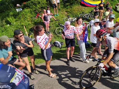 (FOTOGALERIJA) Nova vrhunska predstava Pogačarja in domišljija navijačev, ki nima meja