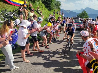 (FOTOGALERIJA) Nova vrhunska predstava Pogačarja in domišljija navijačev, ki nima meja