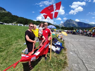 (FOTOGALERIJA) Nova vrhunska predstava Pogačarja in domišljija navijačev, ki nima meja