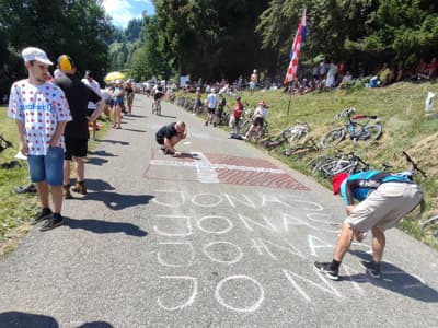 (FOTOGALERIJA) Nova vrhunska predstava Pogačarja in domišljija navijačev, ki nima meja