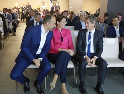 Robert Golob, Alenka Bratušek in gostitelj, direktor Večera Uroš Hakl (od desne).