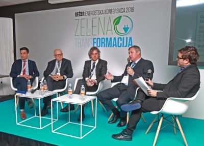 Marko Maver, Marjan Eberlinc, Robert Golob in Filip Kokalj z moderatorjem Matijo Stepišnikom, odgovornim urednikom Večera.
