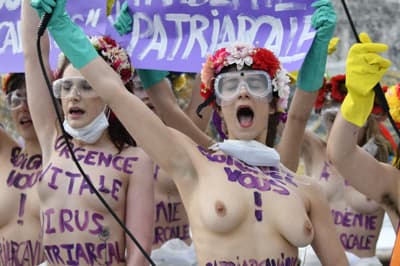 Brez modrca, brez patriarhata: Skupina Parižank zgoraj brez protestirala ob 8. marcu
