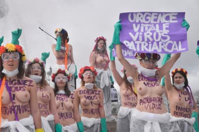 Brez modrca, brez patriarhata: Skupina Parižank zgoraj brez protestirala ob 8. marcu