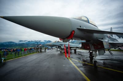 Pred mnogimi več milijonov evrov vrednimi letali se je bilo mogoče fotografirati, kar so obiskovalci radi izkoristili. 