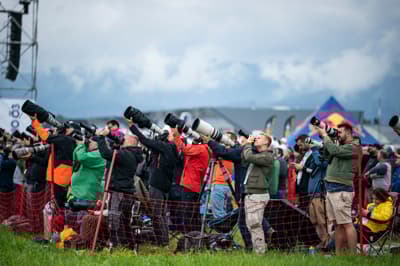 Fotografi so v objektiv skušali ujeti drzne letalske manevre. 
