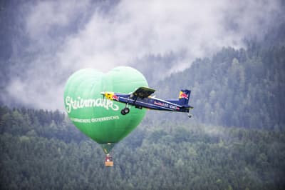 Pilatus PC-6 Turbo Porter je v zrak ponesel padalce.