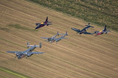 Letala Flying Bulls v formaciji nad Zeltwegom