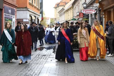 (GALERIJA) Mošta ni več, samo še vino! Takšno je vzdušje na največjem martinovanju v državi