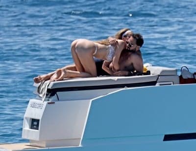 Olivia Attwood in Bradley Dack se sproščata nad valovi Balearskih otokov. 