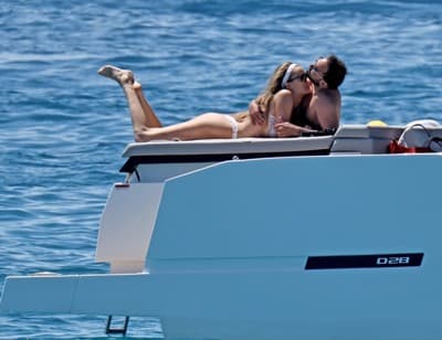 Ob obali Ibize sonce nežno boža nogometaša in zvezdnico resničnostih šovov. 