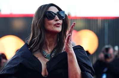 Obleko je pri Vivienne Westwood posebej za Monico Bellucci zasnoval Andreas Kronthaler.  