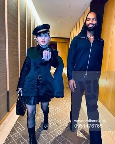 (FOTO) Se je Madonna zaročila z 38 let mlajšim? Sledilcem ne da miru ena fotografija