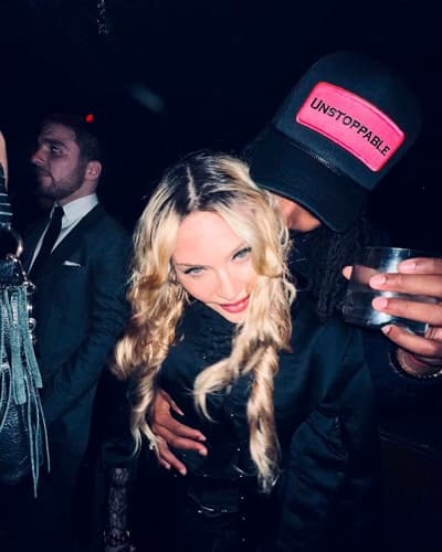 (FOTO) Se je Madonna zaročila z 38 let mlajšim? Sledilcem ne da miru ena fotografija