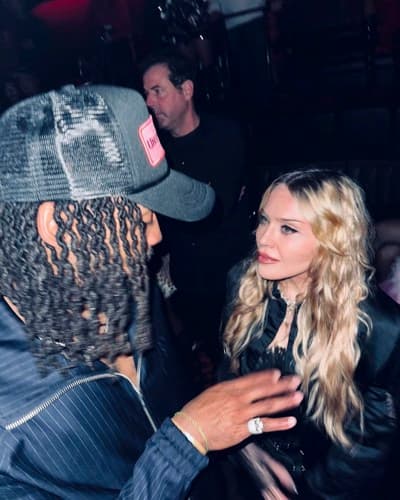 (FOTO) Se je Madonna zaročila z 38 let mlajšim? Sledilcem ne da miru ena fotografija