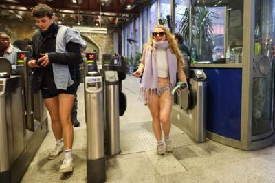 Bi se odpravili brez hlač v šolo ali službo? Da, tudi to je možno!