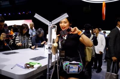 Zasnova telefona Xiaomi 15 Ultra vključuje utrjeno steklo Xiaomi Shield Glass 2.0 z do 16-krat večjo odpornostjo proti padcem v primerjavi s predhodnikom. Robustni mobilnik ima aluminijasti okvir, zaslon pa ščiti steklo Corning Gorilla Glass 7i z izboljšano odpornostjo proti padcem in praskam.