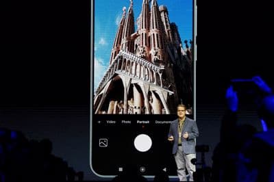 Xiaomi 15 Ultra se ponaša s 17-centimetrskim zaslonom AMOLED z ločljivostjo 3200 x 1440 točk in gostoto 522 slikovnih pik na palec. Največja svetilnost zaslona znaša 3200 kandel.