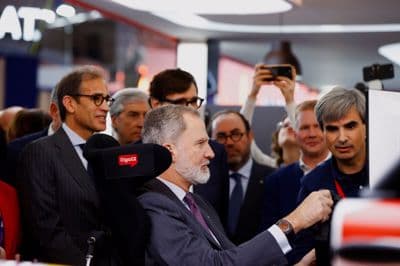 Španski kralj Felipe je kot vsako leto obiskal MWC v Barceloni, kjer je na stojnici združenja GSMA, organizatorja mobilnega kongresa, preizkusil tudi simulator dirkanja s formulo 1.