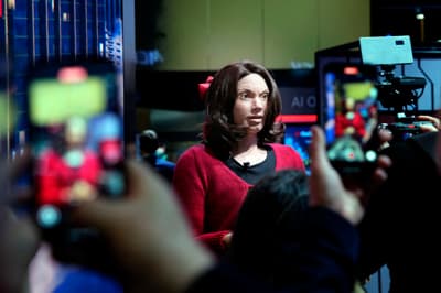 Na razstavnem prostoru telekomunikacijskega operaterja Etisalat iz Združenih arabskih emiratov je obiskovalce navduševala humanoidna UI robotka. 