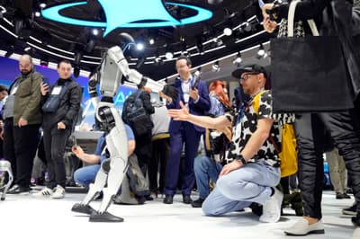 Tudi sicer so obiskovalci MWC lahko na več mestih interagirali z roboti. Tale je bil na razstavnem prostoru Honorja.