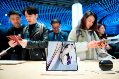 Huawei Mate XT Ultimate je opremljen s patentiranimi tehnologijami tečajev in zaslona, ki so omogočile izdelavo naprave, pri kateri se zaslon na enem tečaju zloži navznoter, na drugem pa navzven.