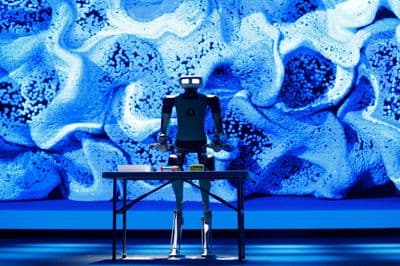 Robotu, ki so ga razvili pri podjetju Agility Robotics, je v pomoč pri nadzoru umetna inteligenca Google Gemeni 2. Z njeno pomočjo izpolnjuje glasovne ukaze. 