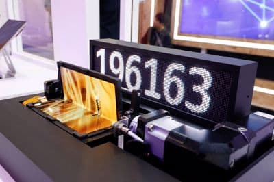 Za prikaz vzdržljivosti mehanizma za prepogibanje zaslona mobilnikov so izbran telefon na sejmu MWC neprekinjeno odpirali in zapirali. 