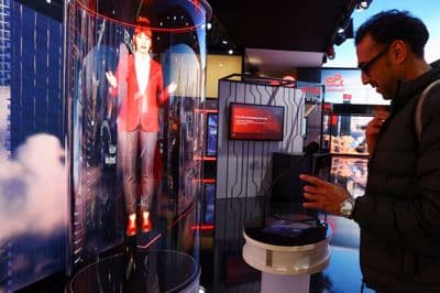 Moški je na MWC posnel hologram. 