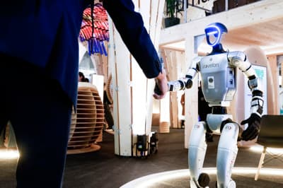 1,3 metra visok humanoidni robot G1 je bil namenjen prikazu vpliva robotov na različne življenjske situacije. 