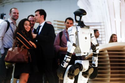 1,3 metra visok humanoidni robot G1 je bil namenjen prikazu vpliva robotov na različne življenjske situacije. 