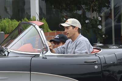 Po Los Angelesu v zbirateljskem starodobniku: Ashton Kutcher je svoja "hišna ljubljenčka" peljal na zajtrk