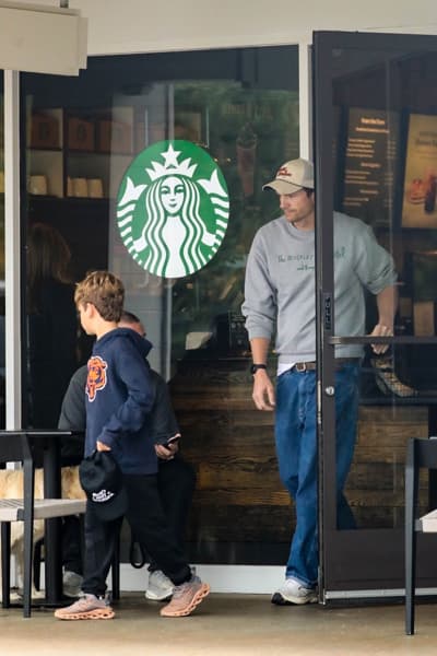 Po Los Angelesu v zbirateljskem starodobniku: Ashton Kutcher je svoja "hišna ljubljenčka" peljal na zajtrk