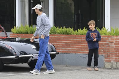 Po Los Angelesu v zbirateljskem starodobniku: Ashton Kutcher je svoja "hišna ljubljenčka" peljal na zajtrk