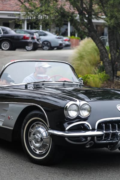 Po Los Angelesu v zbirateljskem starodobniku: Ashton Kutcher je svoja "hišna ljubljenčka" peljal na zajtrk