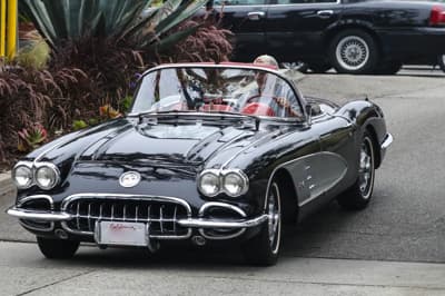 Po Los Angelesu v zbirateljskem starodobniku: Ashton Kutcher je svoja "hišna ljubljenčka" peljal na zajtrk