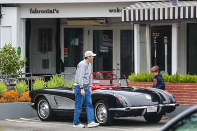 Po Los Angelesu v zbirateljskem starodobniku: Ashton Kutcher je svoja "hišna ljubljenčka" peljal na zajtrk