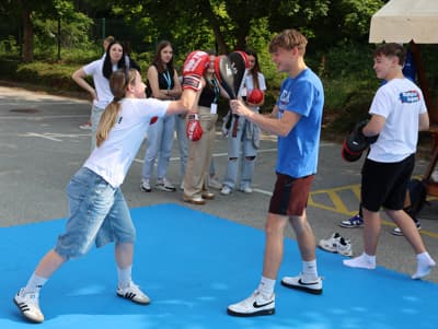 (FOTOGALERIJA) Ko miga več kot tisoč dijakov: V Mariboru eden največjih športnih dogodkov za srednješolce v Sloveniji