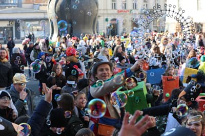 (FOTOGALERIJA) Trg svobode je znova zaživel v pisanih barvah: Barviti metulji, gusarji, pikapolonice, superjunaki ...
