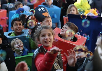 (FOTOGALERIJA) Trg svobode je znova zaživel v pisanih barvah: Barviti metulji, gusarji, pikapolonice, superjunaki ...